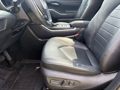 Used 2020 Toyota Highlander XLE AWD/4WD image 10