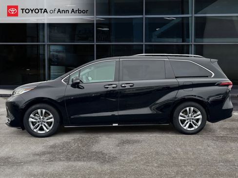 Used 2023 Toyota Sienna Limited image 10