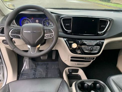 Used 2024 Chrysler Pacifica Touring-L image 16