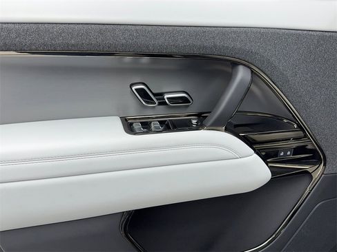 Used 2025 Land Rover Range Rover Sport image 34