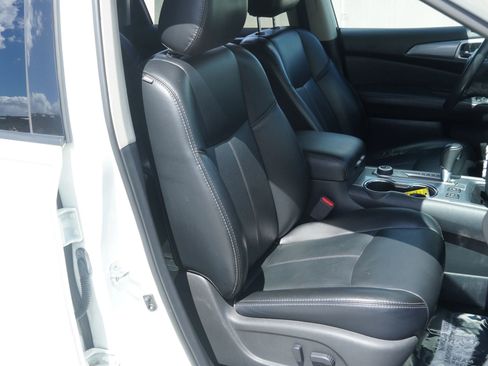 Used 2017 Nissan Pathfinder SL image 7