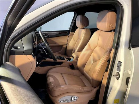 Certified 2024 Porsche Macan AWD/4WD image 5