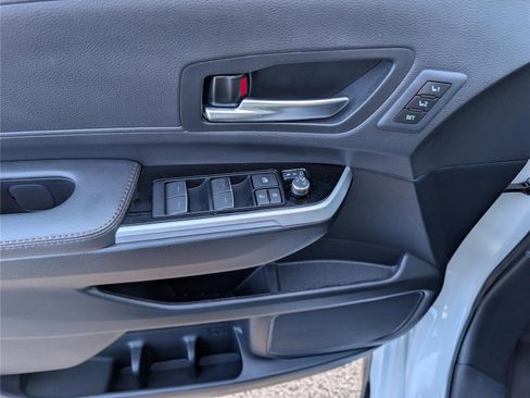 Used 2025 Toyota Sienna Platinum image 25