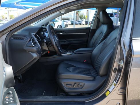 Used 2020 Toyota Camry SE image 14