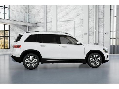Used 2025 Mercedes-Benz GLB 250 4MATIC image 18