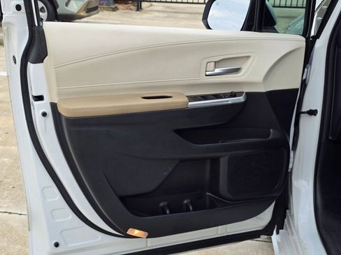 Used 2023 Toyota Sienna XLE FWD image 7