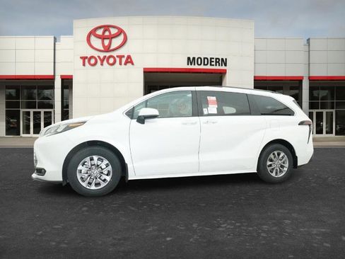 New 2026 Toyota Sienna XLE image 17