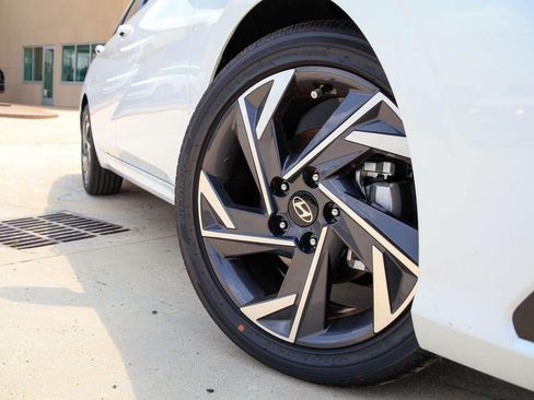 New 2026 Hyundai Elantra Limited FWD image 32