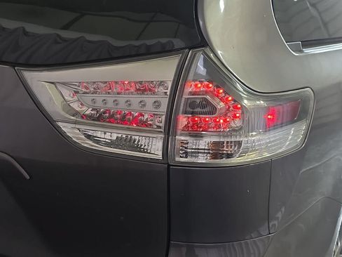 Used 2015 Toyota Sienna SE w/ SE Preferred Package FWD image 13
