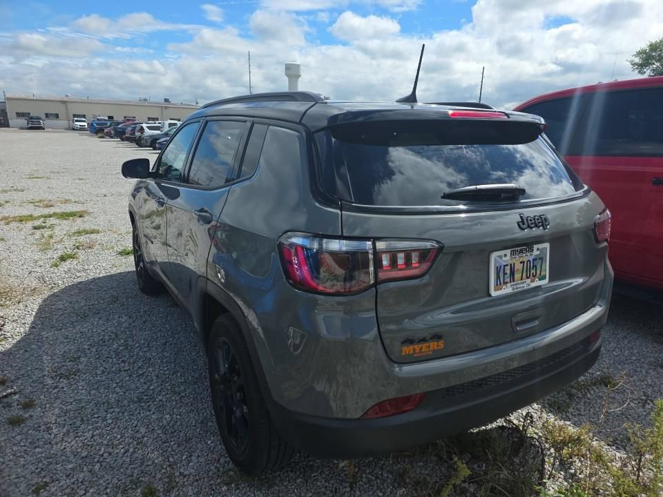 Used 2023 Jeep Compass Latitude w/ Convenience Group AWD/4WD image 2