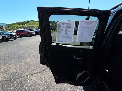 Used 2017 Jeep Renegade Latitude AWD/4WD image 26
