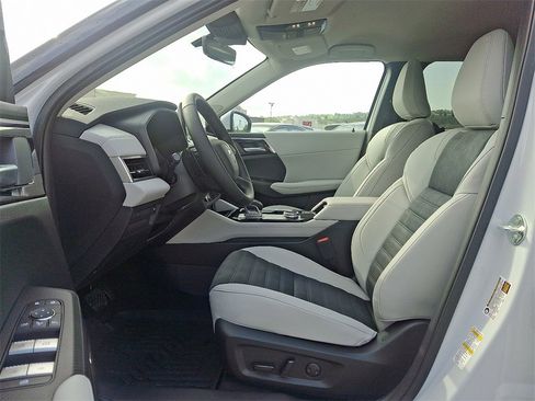 New 2025 Mitsubishi Outlander SE image 6