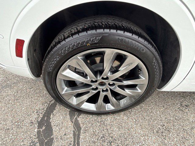 Certified 2022 Buick Envision Avenir w/ Technology Package II FWD image 11