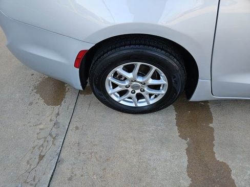 Used 2024 Chrysler Pacifica Touring-L image 10