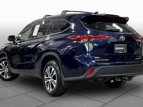 Used 2022 Toyota Highlander XLE AWD/4WD image 12