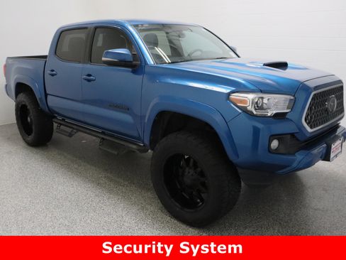 Used 2018 Toyota Tacoma TRD Sport w/ Technology Package image 4