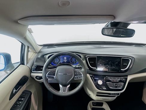 Used 2023 Chrysler Pacifica Touring-L image 20