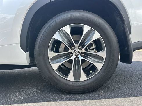 Used 2024 Toyota Highlander XLE FWD image 32