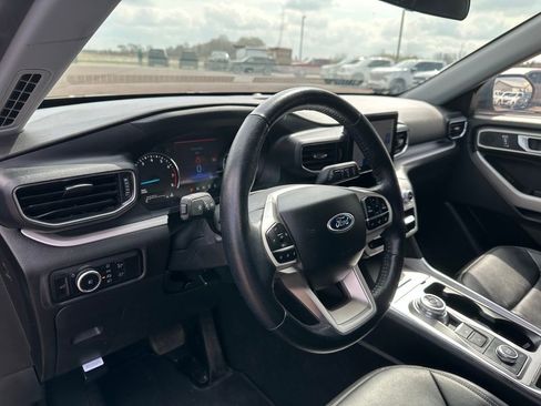 Used 2023 Ford Explorer XLT AWD/4WD image 12