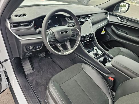 New 2025 Jeep Grand Cherokee L Altitude image 2