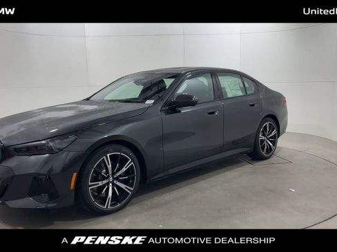 Used 2025 BMW 530i w/ M Sport Package image 4