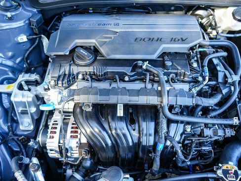 New 2025 Hyundai Elantra Limited image 17