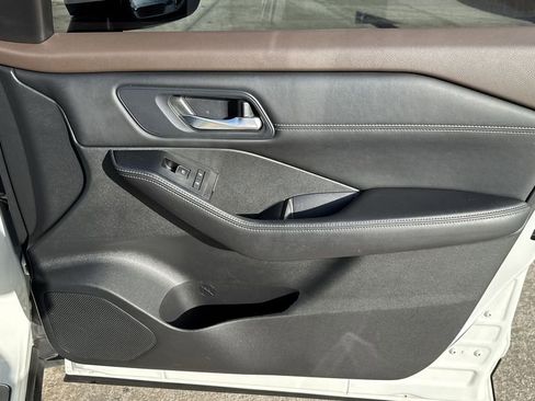 Used 2023 Nissan Rogue SL w/ SL Premium Package image 44