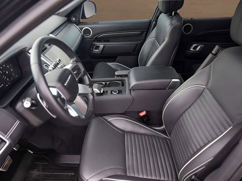Used 2024 Land Rover Discovery Metropolitan Edition AWD/4WD image 12