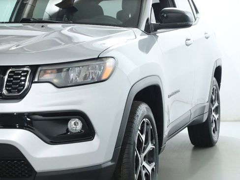 Used 2025 Jeep Compass Limited AWD/4WD image 4