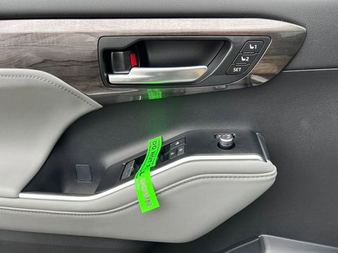 New 2026 Toyota Highlander Platinum image 13