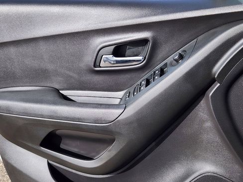 Used 2018 Chevrolet Trax LT w/ LT Convenience Package image 6