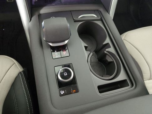 Certified 2025 Land Rover Discovery Dynamic SE image 25