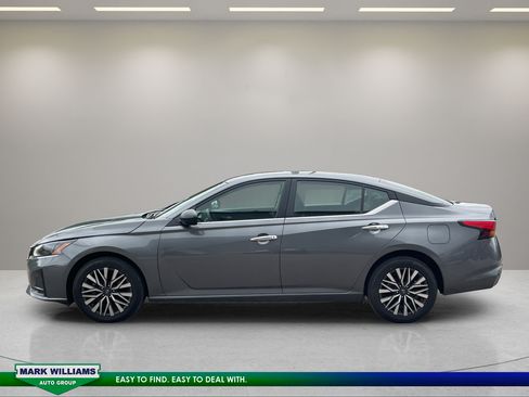 Used 2025 Nissan Altima 2.5 SV AWD/4WD image 4