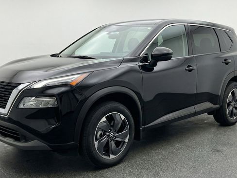 Used 2025 Nissan Rogue SV image 3