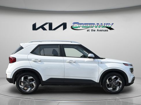 Used 2025 Hyundai Venue SEL FWD image 7