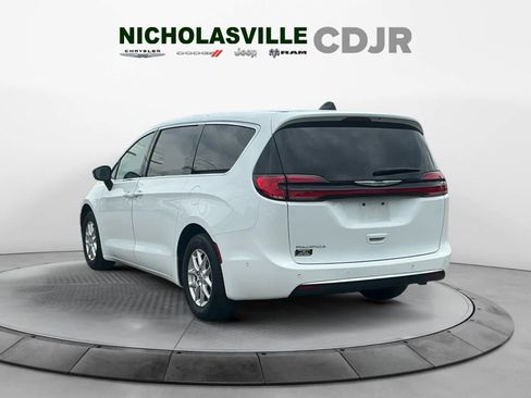 Used 2024 Chrysler Pacifica Touring-L FWD image 3