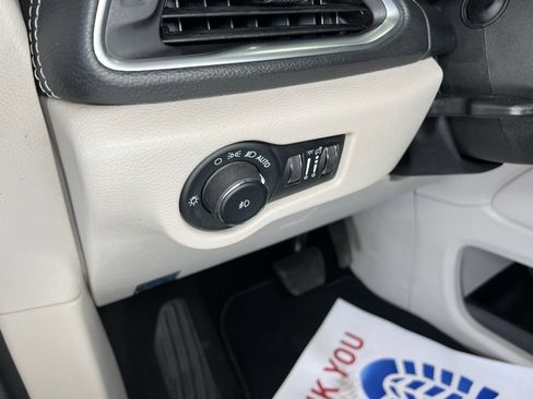 Used 2023 Chrysler Pacifica Limited image 16