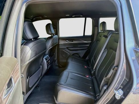 Used 2025 Jeep Grand Cherokee Limited RWD image 21