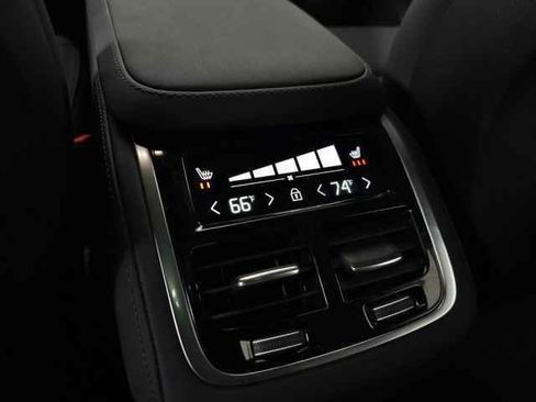 Used 2025 Volvo XC90 B6 Plus image 38