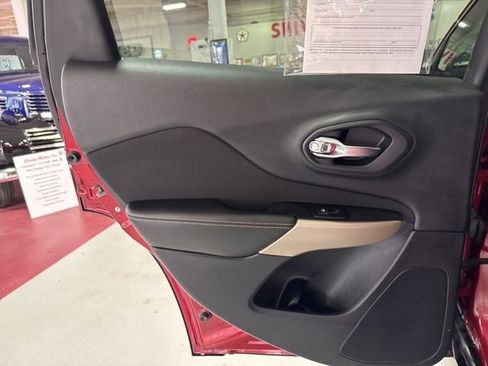 Used 2017 Jeep Cherokee Latitude w/ Comfort/Convenience Group image 25