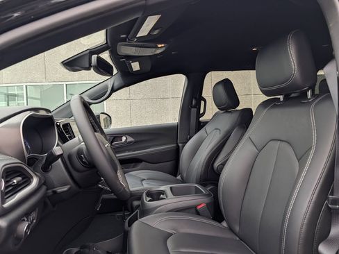 New 2026 Chrysler Pacifica Select AWD/4WD image 5