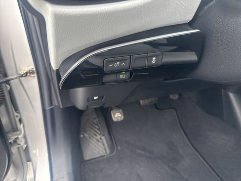 Used 2017 Toyota Prius Two image 12