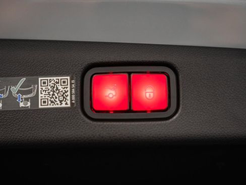 Used 2025 Mercedes-Benz E 350 4MATIC Sedan image 13