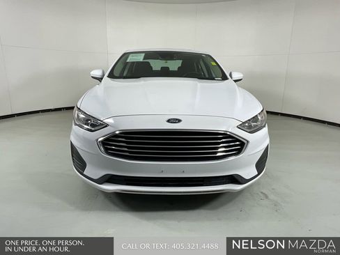 Used 2019 Ford Fusion SE image 2