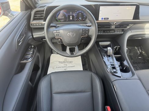 Certified 2025 Toyota Crown Signia image 17