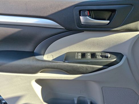 Used 2017 Toyota Highlander XLE image 10