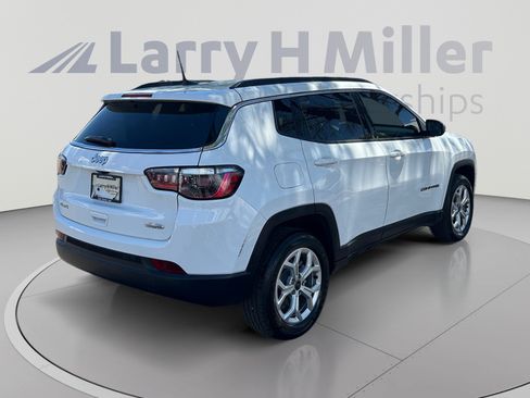 Used 2025 Jeep Compass Latitude AWD/4WD image 5