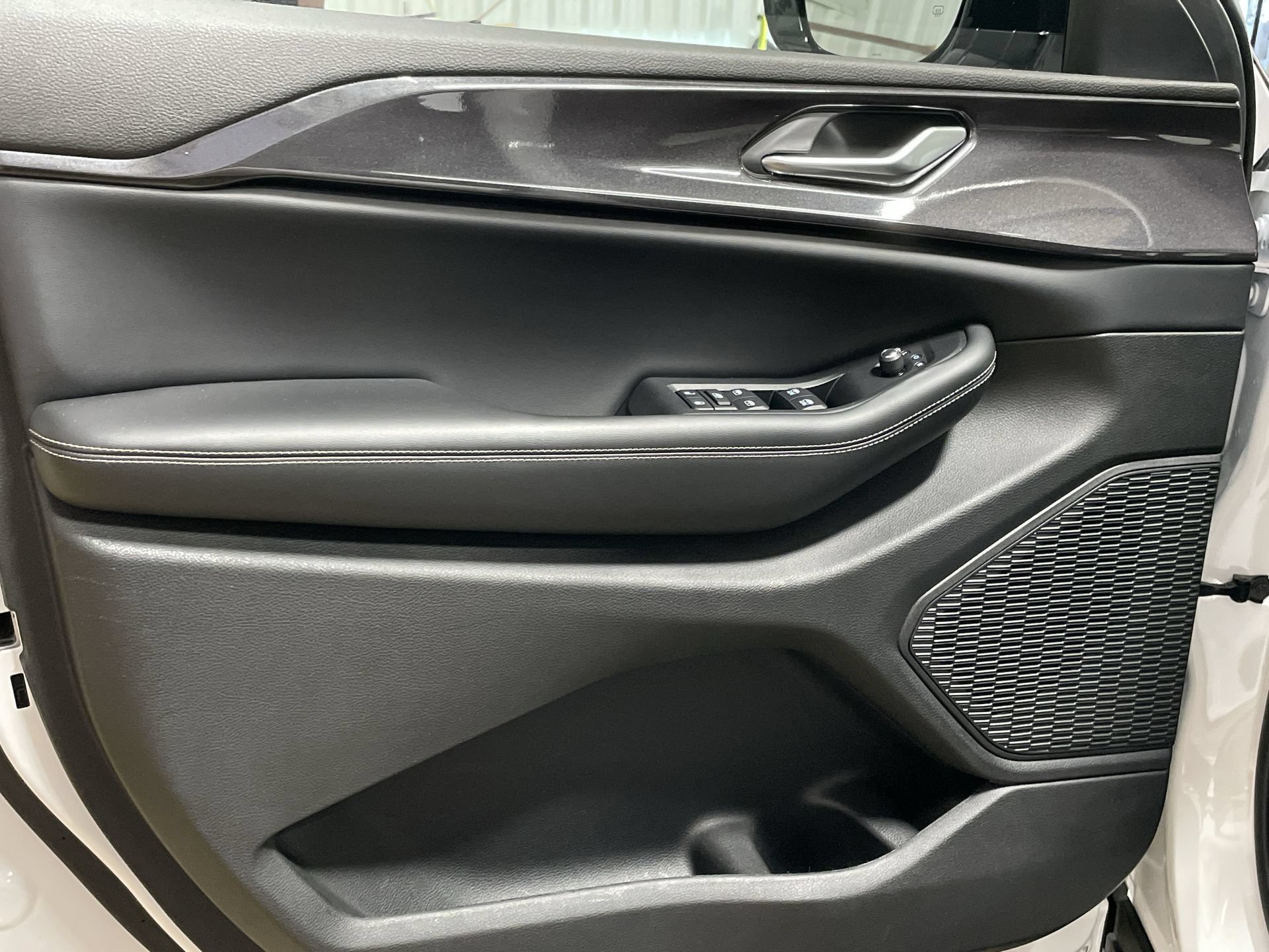 Used 2023 Jeep Grand Cherokee Altitude RWD image 12