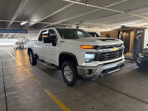 Used 2024 Chevrolet Silverado 2500 LT AWD/4WD image 2