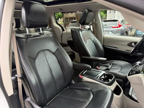 Used 2018 Chrysler Pacifica Touring-L Plus w/ Advanced Safetytec Group FWD image 14